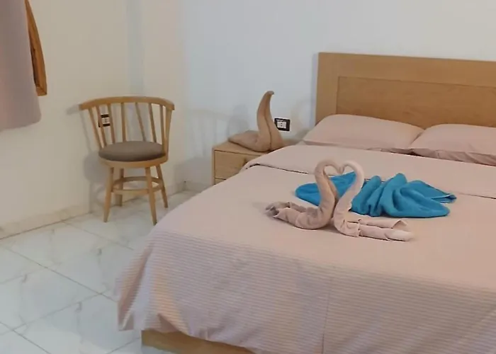 3-bed Sleeps 6 With Sea View & Free Parking شقة *